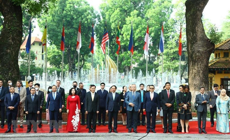 Đại diện các nước thành viên ASEAN cùng các đại biểu dự Lễ Thượng cờ. (Ảnh: Văn Điệp/TTXVN)