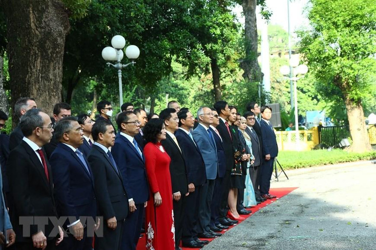 Đại diện các nước thành viên ASEAN cùng các đại biểu dự Lễ Thượng cờ. (Ảnh: Văn Điệp/TTXVN)