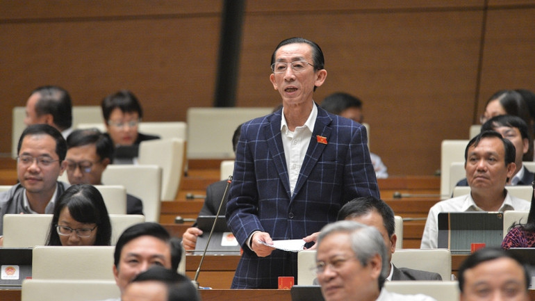 Đại biểu Trần Hoàng Ngân cho rằng các ngành hàng, lĩnh vực có sự kết nối chặt chẽ, do đó cái gì làm dễ, thuận lợi thì nên được giảm VAT hết cho đồng bộ. (Ảnh: quochoi.vn)