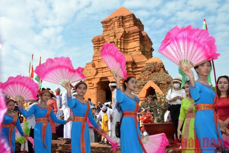 Thiếu nữ Chăm biểu diễn múa truyền thống dưới chân tháp Pô-Sha-Inư. Thiếu nữ Chăm biểu diễn múa truyền thống dưới chân tháp Pô-Sha-Inư.