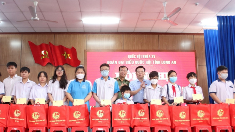 Đại biểu Quốc hội Trung ương và tỉnh tặng quà cho học sinh có hoàn cảnh khó khăn trên địa bàn thành phố Tân An. Đại biểu Quốc hội Trung ương và tỉnh tặng quà cho học sinh có hoàn cảnh khó khăn trên địa bàn thành phố Tân An.