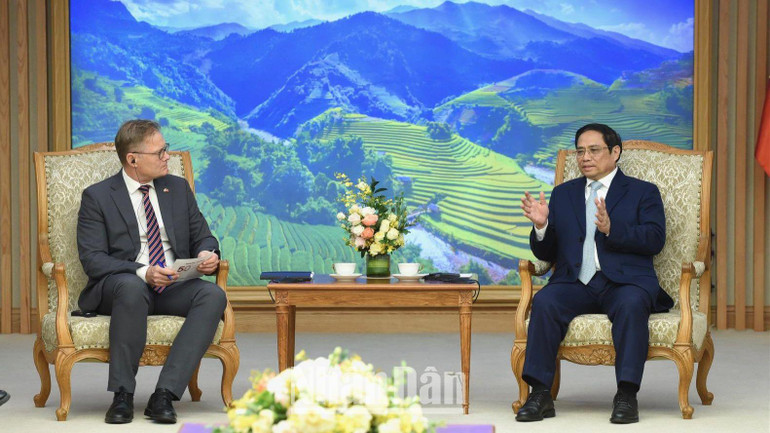 Thủ tướng Phạm Minh Chính và Đại sứ Vương quốc Đan Mạch tại Việt Nam Nicolai Prytz trao đổi tại buổi tiếp. (Ảnh: Trần Hải)