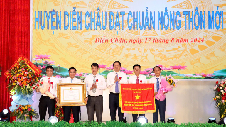 Đại diện Văn phòng Điều phối nông thôn mới Trung ương và Tỉnh ủy Nghệ An trao Bằng công nhận huyện Diễn Châu đạt chuẩn huyện nông thôn mới năm 2023 và Cờ thi đua của Chính phủ cho nhân dân và cán bộ huyện Diễn Châu vì đã hoàn thành xuất sắc nhiệm vụ công tác dẫn đầu phong trào thi đua yêu nước tỉnh Nghệ An.