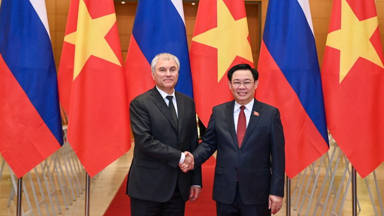 Chủ tịch Quốc hội Vương Đình Huệ và Chủ tịch Duma Quốc gia Quốc hội Liên bang Nga Vyacheslav Viktorovich Volodin tại lễ đón. Chủ tịch Quốc hội Vương Đình Huệ và Chủ tịch Duma Quốc gia Quốc hội Liên bang Nga Vyacheslav Viktorovich Volodin tại lễ đón.