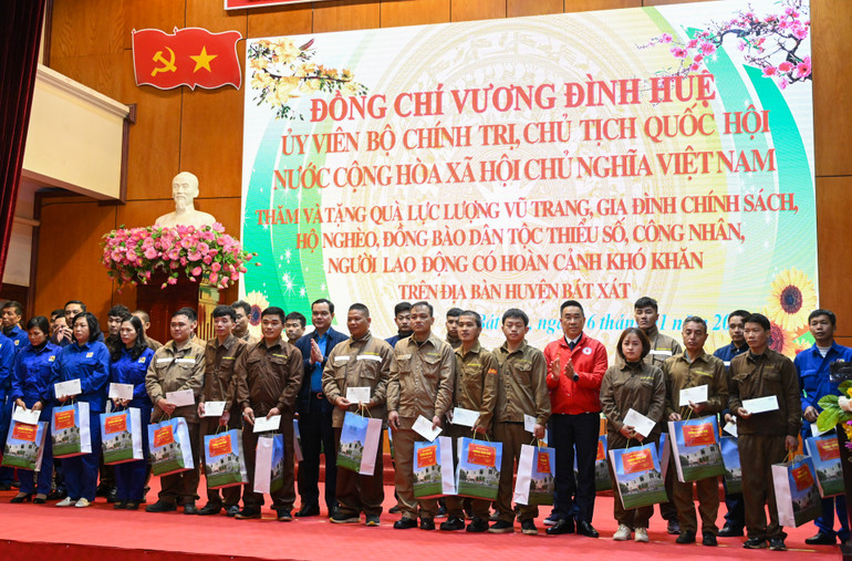 Chủ tịch Tổng Liên đoàn Lao động Việt Nam Nguyễn Đình Khang và các đại biểu trao quà Tết cho công nhân, người lao động có hoàn cảnh khó khăn huyện Bát Xát. (Ảnh: Duy Linh) Chủ tịch Tổng Liên đoàn Lao động Việt Nam Nguyễn Đình Khang và các đại biểu trao quà Tết cho công nhân, người lao động có hoàn cảnh khó khăn huyện Bát Xát. (Ảnh: Duy Linh)