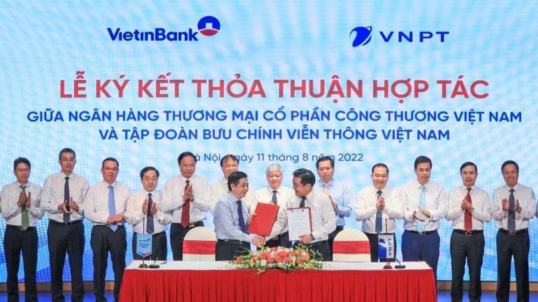 Phó Tổng Giám đốc phụ trách điều hành Vietinbank Nguyễn Hoàng Dũng và Tổng Giám đốc Tập đoàn VNPT Huỳnh Quang Liêm ký kết hợp tác giữa hai bên.