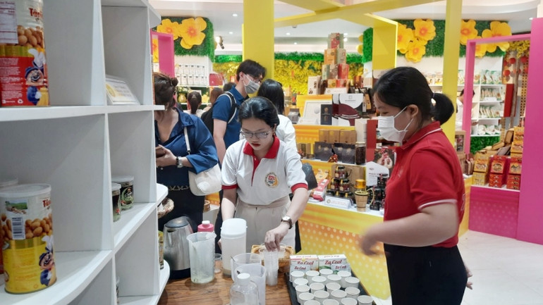 Người dân đến tham quan, mua sắm tại “Tuần lễ triển lãm sản phẩm ngành lương thực thực phẩm năm 2022”.