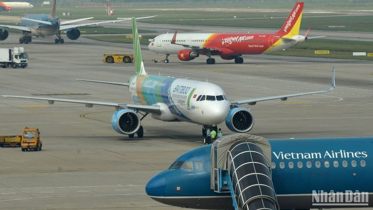 Đối với chuyến bay chậm kéo dài, khi hành khách có yêu cầu, hãng hàng không phải bồi thường ứng trước không hoàn lại cho hành khách đã được xác nhận chỗ và có vé trên chuyến bay. Đối với chuyến bay chậm kéo dài, khi hành khách có yêu cầu, hãng hàng không phải bồi thường ứng trước không hoàn lại cho hành khách đã được xác nhận chỗ và có vé trên chuyến bay.