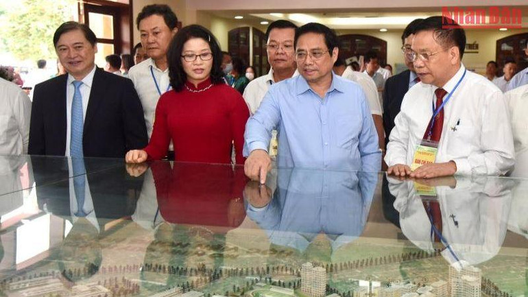 Thủ tướng Phạm Minh Chính thăm Phòng truyền thống của Học viện Nông nghiệp Việt Nam. (Ảnh: Trần Hải)