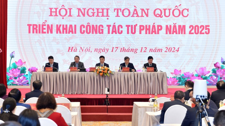 Phó Thủ tướng đề nghị Bộ Tư pháp làm tốt công tác xây dựng, trình Bộ Chính trị ban hành Chỉ thị về "Đổi mới công tác xây dựng và thi hành pháp luật đáp ứng yêu cầu phát triển đất nước trong kỷ nguyên mới", trong đó cần lưu ý lấy ý kiến của các tầng lớp, cơ quan, bộ, ngành. (Ảnh: VGP/Đức Tuân)