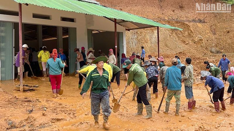 Các hộ dân bản Nà Lếch, xã Chiềng Lao, huyện Mường La tham gia giúp đỡ gia đình bị ảnh hưởng bởi sạt lở do mưa lớn kéo dài.