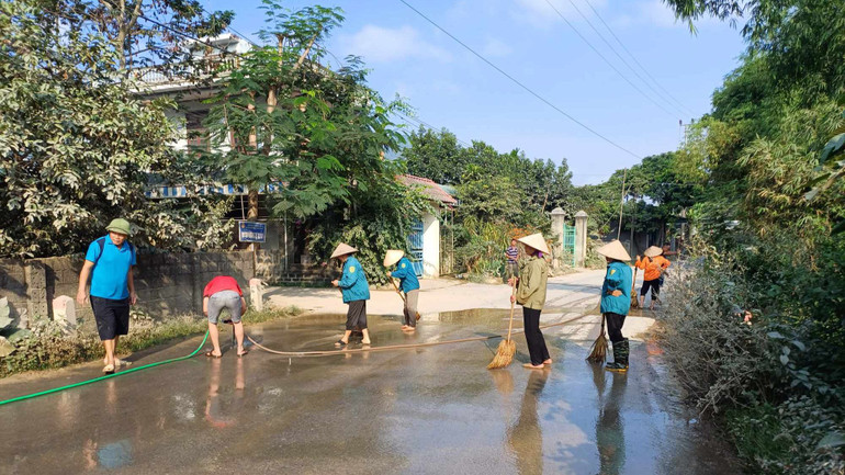 Người dân thôn Liên Hồng 1, xã Khoan Dụ phải bỏ tiền mua cả máy bơm để xịt đường chống bụi.
