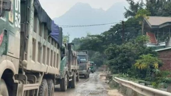 Xe chở đất nối đuôi nhau đã khiến nhiều đoạn đường bị hỏng.