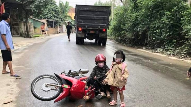 Việc số lượng xe chở đất chạy liên tục làm ảnh hưởng nghiêm trọng đến an toàn giao thông của người dân trong xã.