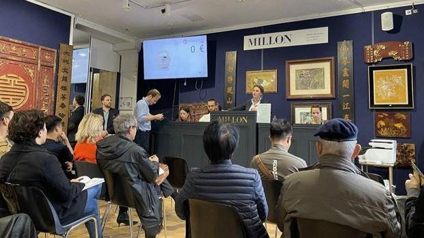 Buổi lễ bán đấu giá các cổ vật của Việt Nam, ngày 31/10 tại Paris. (Ảnh: Thu Hà/TTXVN)