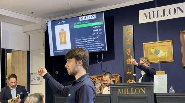 Phiên bán đấu giá lệnh bài dưới thời vua Duy Tân. (Ảnh: Thu Hà/TTXVN)