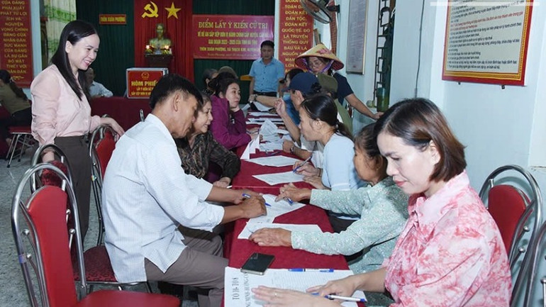 Các địa phương thực hiện sáp nhập đơn vị hành chính lấy ý kiến của người dân về lộ trình, kế hoạch thực hiện sáp nhập đơn vị hành chính cấp huyện, xã.