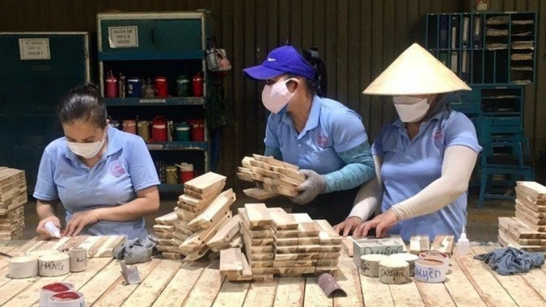 Sản xuất đồ gỗ xuất khẩu tại Công ty cổ phần gỗ Minh Dương (Bình Dương).