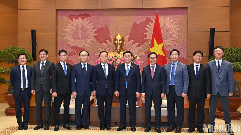 Chủ tịch Quốc hội Vương Đình Huệ và Tổng Giám đốc Tập đoàn Samsung Electronics Park Hark Kyu và Đoàn công tác của Samsung Electronics tại buổi tiếp. (Ảnh: Duy Linh)