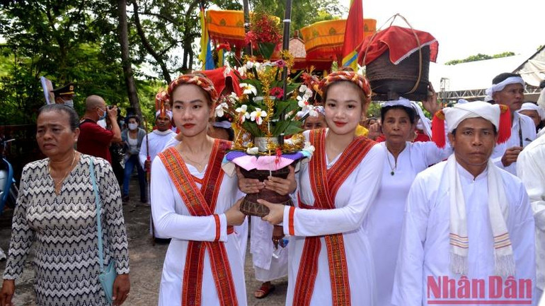 Thiếu nữ Chăm rước Thôn la lên Tháp chính. Thiếu nữ Chăm rước Thôn la lên Tháp chính.