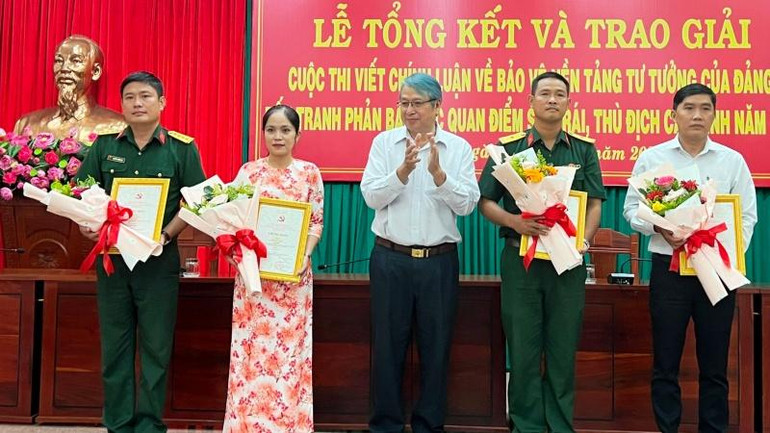 Ban tổ chức trao giải B cho các tác giả đoạt giải.