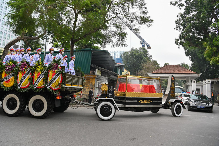 Linh xa đưa linh cữu đồng chí Vũ Oanh rời Nhà tang lễ Quốc gia. Linh xa đưa linh cữu đồng chí Vũ Oanh rời Nhà tang lễ Quốc gia.