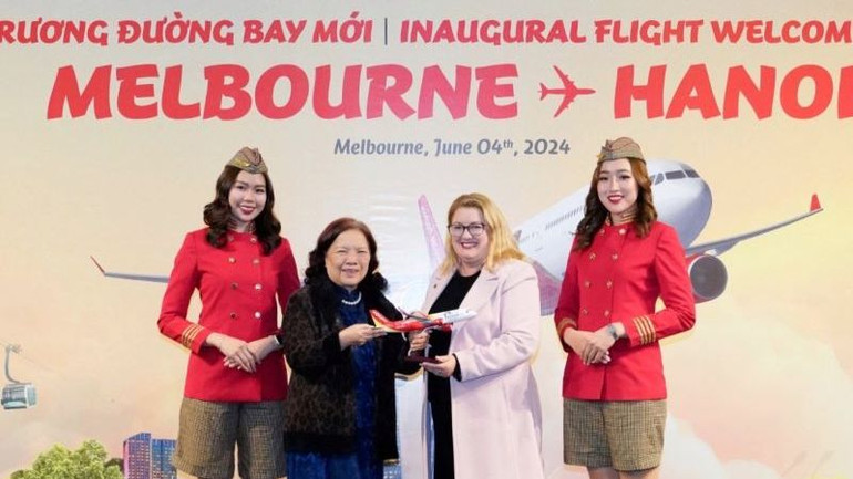 Phó Chủ tịch HĐQT Vietjet Nguyễn Thanh Hà (thứ 2 từ trái sang) gửi lời cảm ơn của Vietjet tới Bà Natalie Hutchins - Nghị sĩ Bang Victoria, Bộ trưởng Bộ Việc làm và Công Nghiệp, Bộ trưởng Bộ Phụ nữ, Bộ trưởng Bộ Hiệp ước và Các Dân tộc Đầu tiên của Bang Victoria (thứ 3 từ trái sang).
