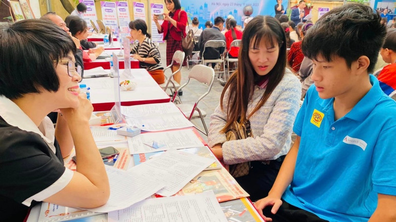 Tư vấn thông tin việc làm cho người lao động tại chương trình.