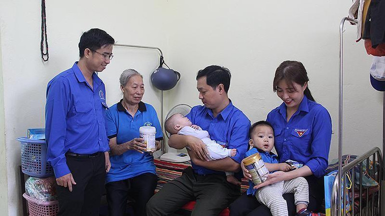 Đại biểu “Cán bộ, công chức, viên chức trẻ giỏi” toàn quốc năm 2022 đến thăm Trung tâm Bảo trợ xã hội tỉnh Vĩnh Phúc.