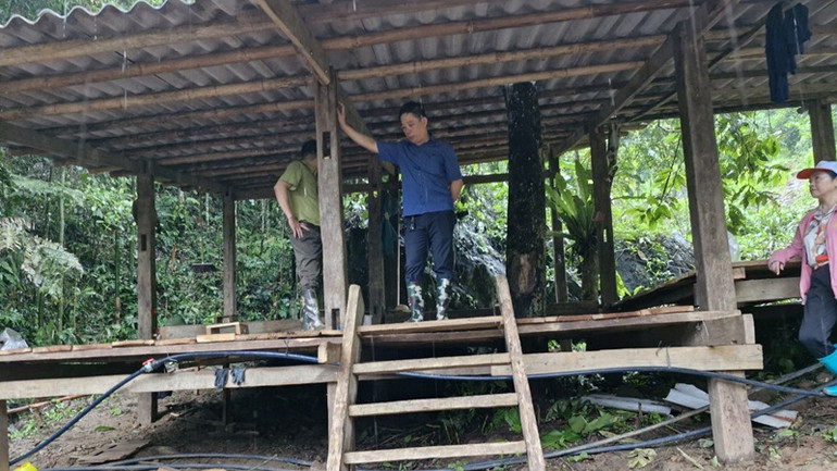 Một trong số 2 căn nhà gỗ được tiếp tục dựng lên tại khu vực phát hiện phá rừng, san ủi trái phép. (Ảnh: VĂN NHÂN)