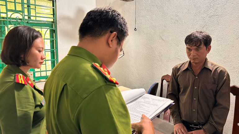 Phòng Cảnh sát kinh tế, Công an tỉnh Quảng Ngãi thực hiện lệnh khởi tố đối với Nguyễn Đức Đề, Giám đốc Công ty trách nhiệm hữu hạn một thành viên Việt Đức về hành vi sản xuất, buôn bán phân bón giả.