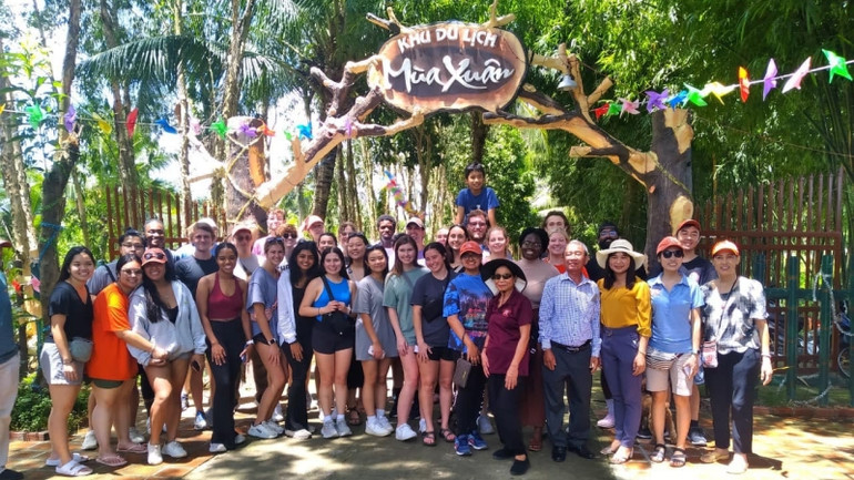 Du khách thích thú khi đến Khu du lịch Mùa Xuân.