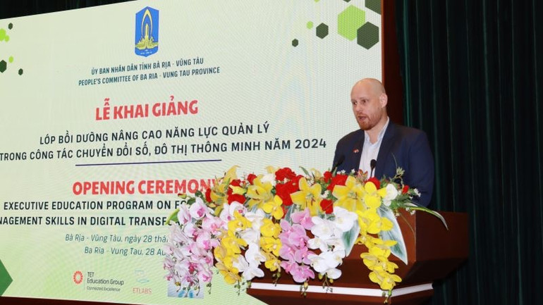 Chuyên gia chuyển đổi số của Australia trao đổi với các học viên.