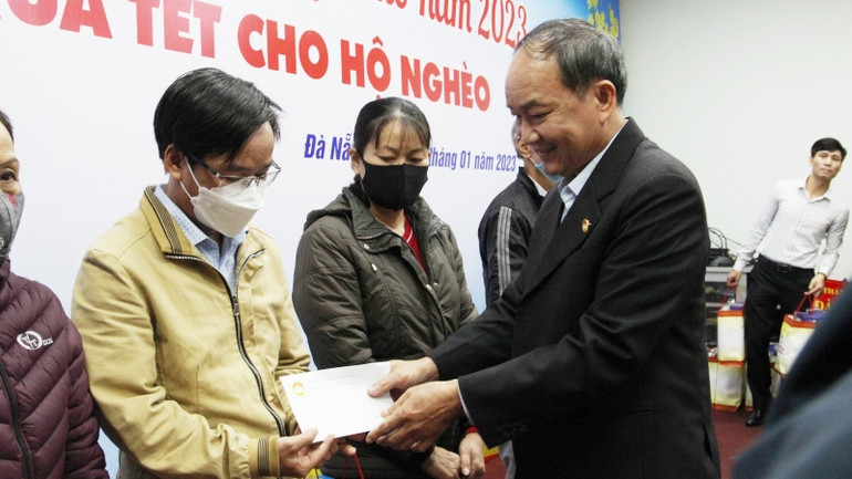 Trao quà Tết cho người nghèo.