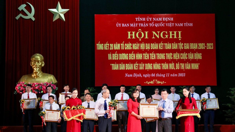 Lãnh đạo tỉnh Nam Định và lãnh đạo Ủy ban Mặt trận Tổ quốc Việt Nam tỉnh Nam Định tặng Bằng khen cho các cá nhân có thành tích xuất sắc trong thực hiện cuộc vận động “Toàn dân đoàn kết xây dựng nông thôn mới, đô thị văn minh”.