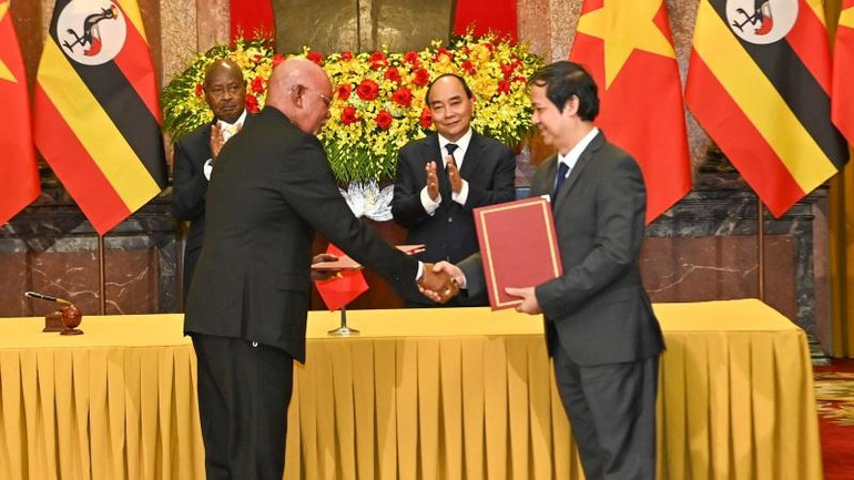 Bộ trưởng Giáo dục và Đào tạo Nguyễn Kim Sơn trao bản ghi nhớ hợp tác trong lĩnh vực giáo dục và đào tạo với Bộ Giáo dục và Thể thao Uganda. (Ảnh: Duy Linh)