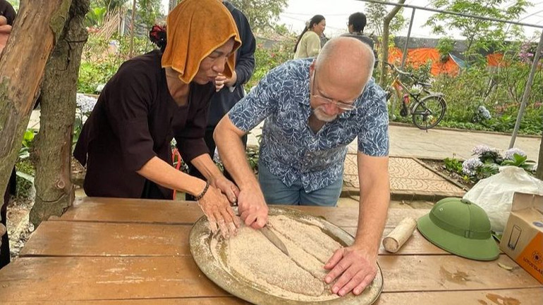 Các hoạt động trải nghiệm của du khách luôn có sự đồng hành của những người nông dân Giang Biên. Các hoạt động trải nghiệm của du khách luôn có sự đồng hành của những người nông dân Giang Biên.