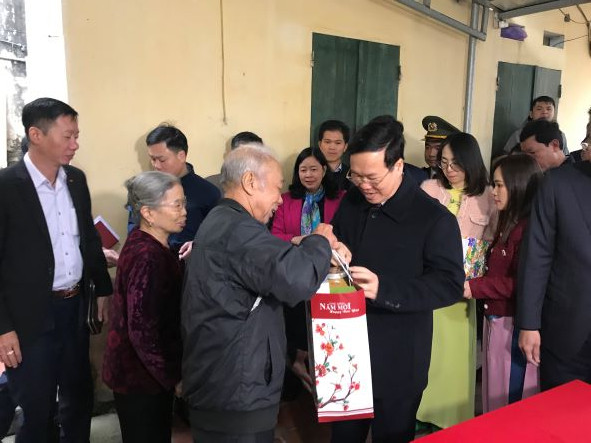 Đồng chí Võ Văn Thưởng, Ủy viên Bộ Chính trị, Thường trực Ban Bí thư tặng quà cho gia đình thương binh ở thôn Yên Phú, xã Giai Phạm, tỉnh Hưng Yên.