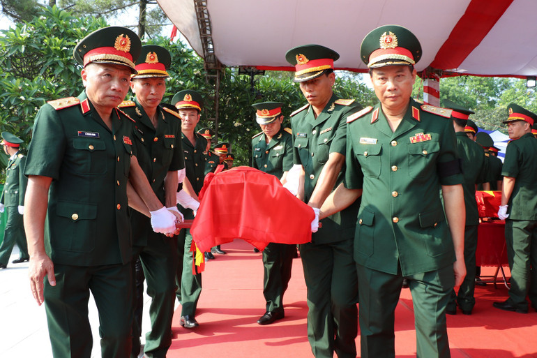 Đại diện lãnh đạo Tổng cục Chính trị, Quân khu 4 đưa hài cốt liệt sĩ về Nghĩa trang liệt sĩ huyện Nghi Lộc.