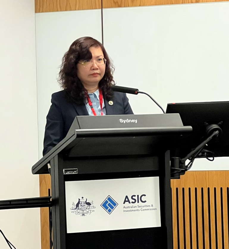 Chủ tịch Ủy ban CKNN Vũ Thị Chân Phương phát biểu tại buổi lễ. Chủ tịch Ủy ban CKNN Vũ Thị Chân Phương phát biểu tại buổi lễ.