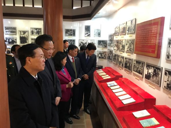 Đồng chí Võ Văn Thưởng, Ủy viên Bộ Chính trị, Thường trực Ban Bí thư thăm nhà Lưu niệm thuộc khu Nhà tưởng niệm Tổng Bí thư Nguyễn Văn Linh, xã Giai Phạm, huyện Yên Mỹ, tỉnh Hưng Yên.