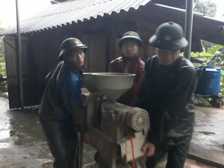 Lực lượng chức năng di chuyển đồ đạc người dân đến nơi an toàn.