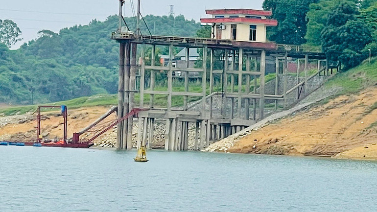 Nhà máy nước Yên Bái phải dùng phao kéo họng nước ra xa nhằm lấy nước sạch phục vụ nước sinh hoạt cho người dân.