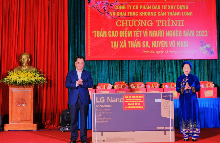 Đồng chí Trịnh Việt Hùng, Ủy viên dự khuyết Trung ương Đảng, Phó Bí thư Tỉnh ủy, Chủ tịch Ủy ban nhân dân tỉnh Thái Nguyên tặng tivi cho Trường Mầm non Thần Sa.