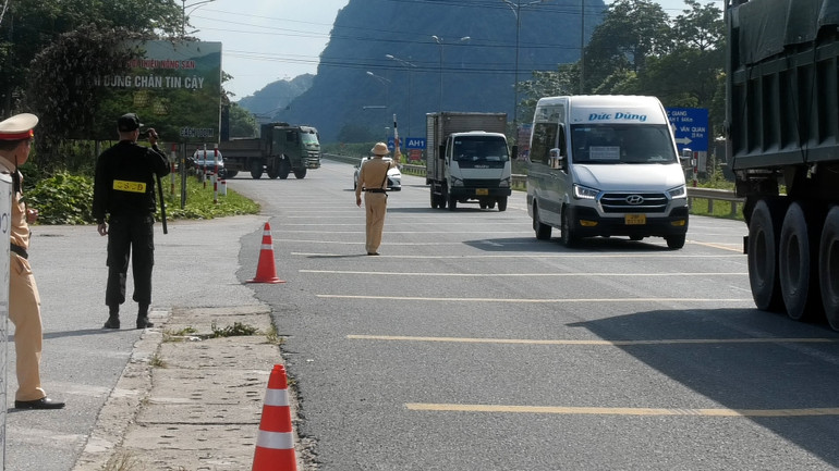 Cảnh sát giao thông Lạng Sơn kiểm tra phương tiện trên tuyến Quốc lộ 1.