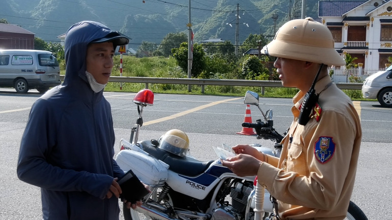 Cảnh sát giao thông đội Tùng Diễn kiểm tra vi phạm xe cơ giới trên tuyến QL1.