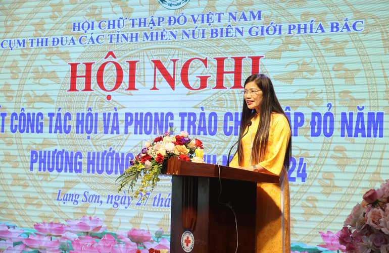 Chủ tịch Hội Chữ thập đỏ tỉnh Lạng Sơn Nông Bích Thuận, Cụm trưởng Cụm thi đua các tỉnh miền núi biên giới phía bắc phát biểu khai mạc Hội nghị.