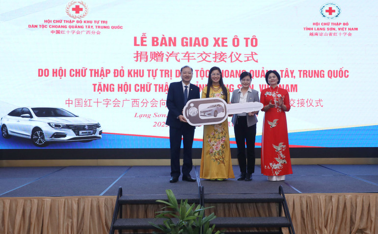 Bàn giao xe ô-tô do Hội Chữ thập đỏ Khu tự trị dân tộc Choang Quảng Tây (Trung Quốc) tặng Hội Chữ thập đỏ tỉnh Lạng Sơn (Việt Nam).