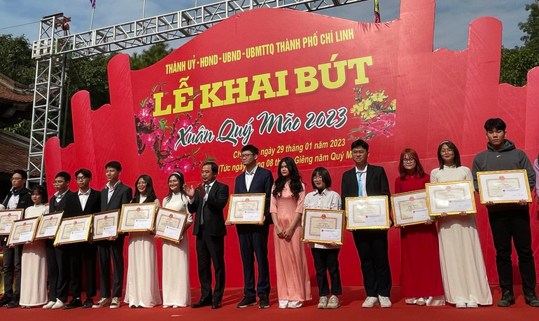 Bí thư Tỉnh ủy Hải Dương Trần Đức Thắng trao phần thưởng tặng 21 học sinh, sinh viên. Bí thư Tỉnh ủy Hải Dương Trần Đức Thắng trao phần thưởng tặng 21 học sinh, sinh viên.