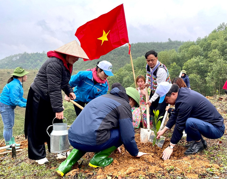 Lãnh đạo và nhân dân tỉnh Yên Bái trồng cây tại khu vực đèo Din.